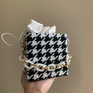 Box bag for sale in black! Comes with a gold chain